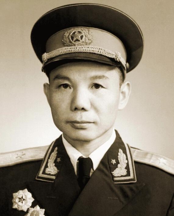 1954年，12军政委李震升职，军长肖永银为他饯行，几杯美酒下肚后，肖永银却当面