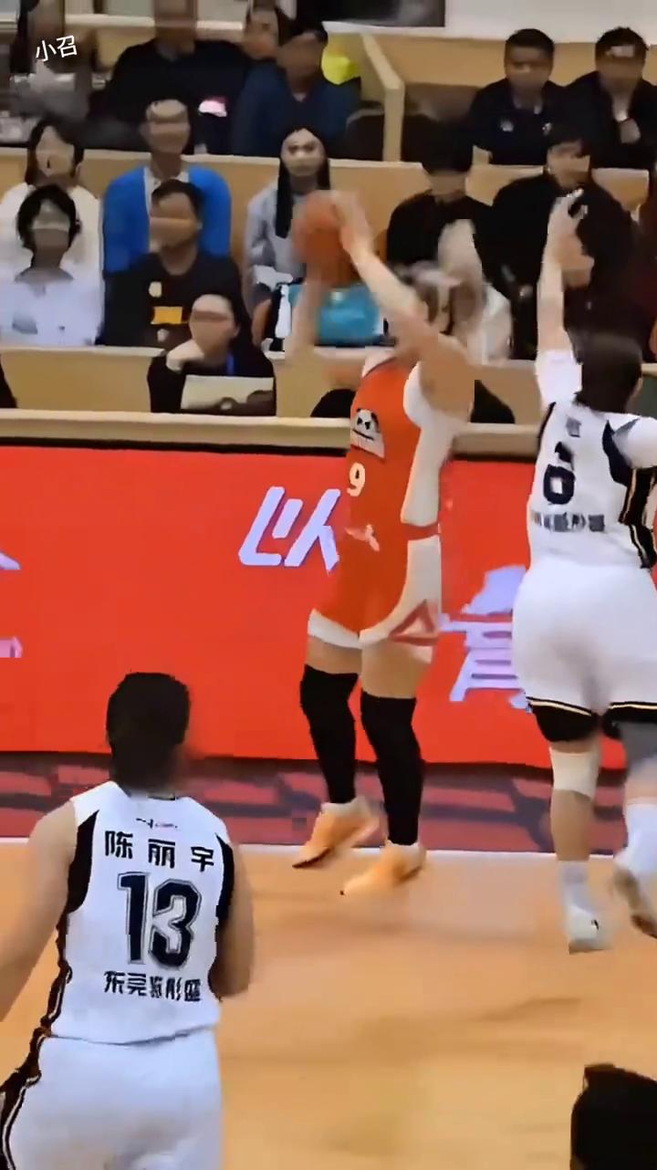 李梦奔跑速度就是帅。
看！