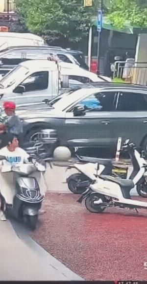 估计是俩人有矛盾。
不过，有矛盾也不能这么干哟！
视频录下了全过程，估计不仅包赔