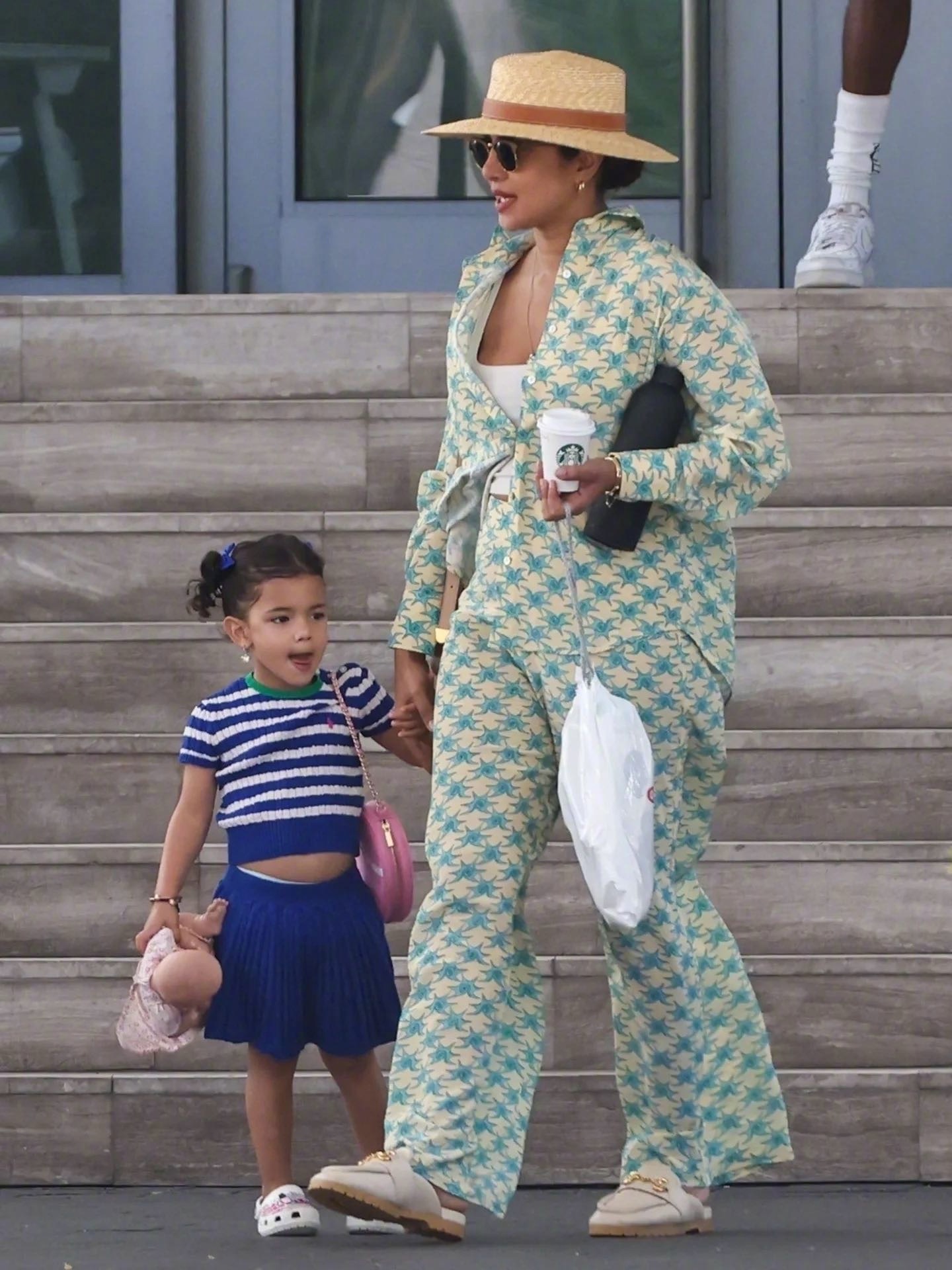 Priyanka Chopra 和丈夫 Nick Jonas 带着三岁的女儿Ma