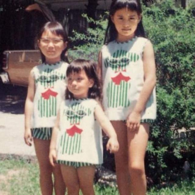 赌王家族里，看着最慈眉善目的何超蕸，
小时候是混血感最强的那一个，
年纪大了以后