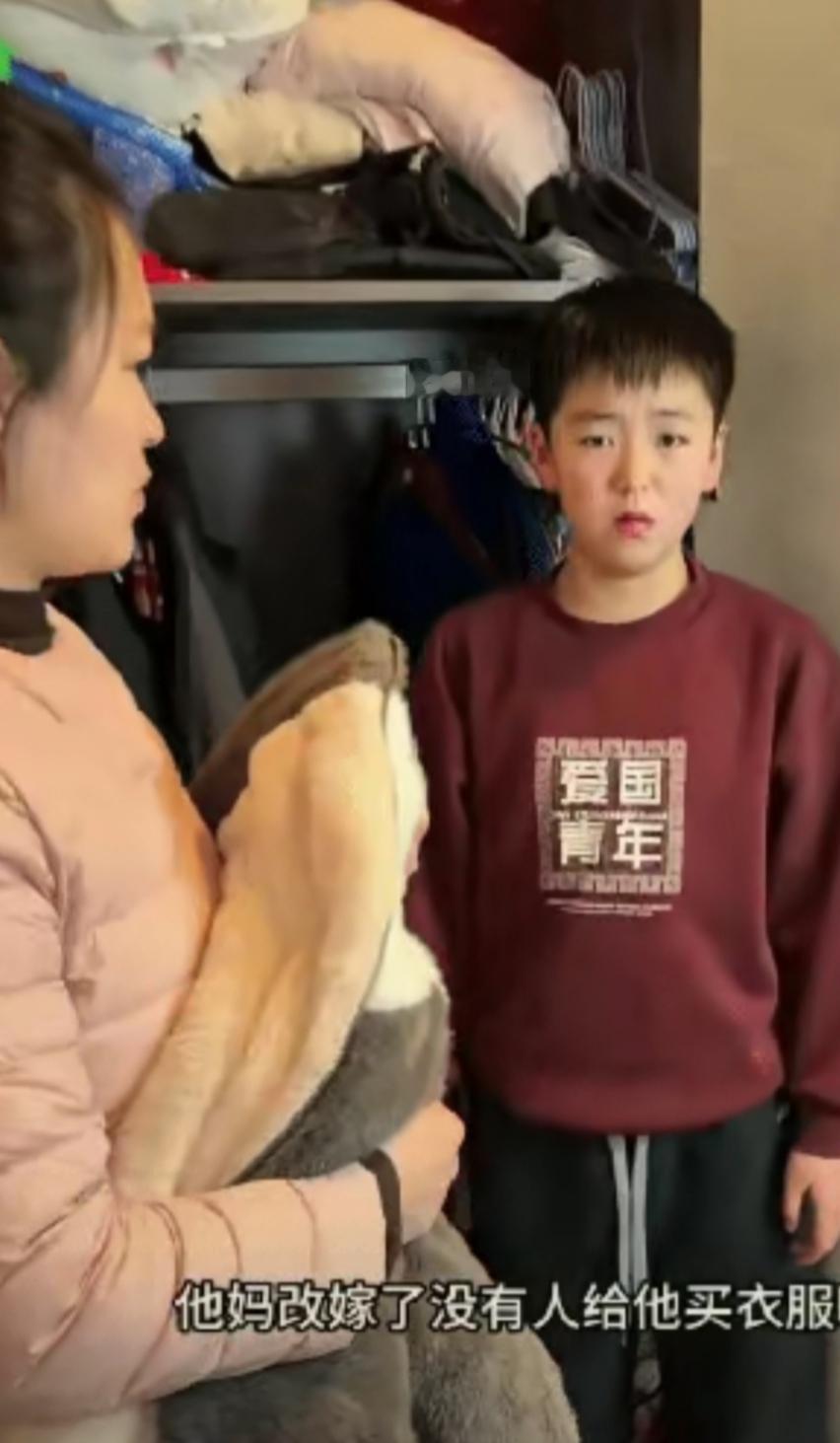 衣服里的星光

江苏的梅雨季，空气湿漉漉地裹着人。李梅推开儿子小宇房门时，心猛地