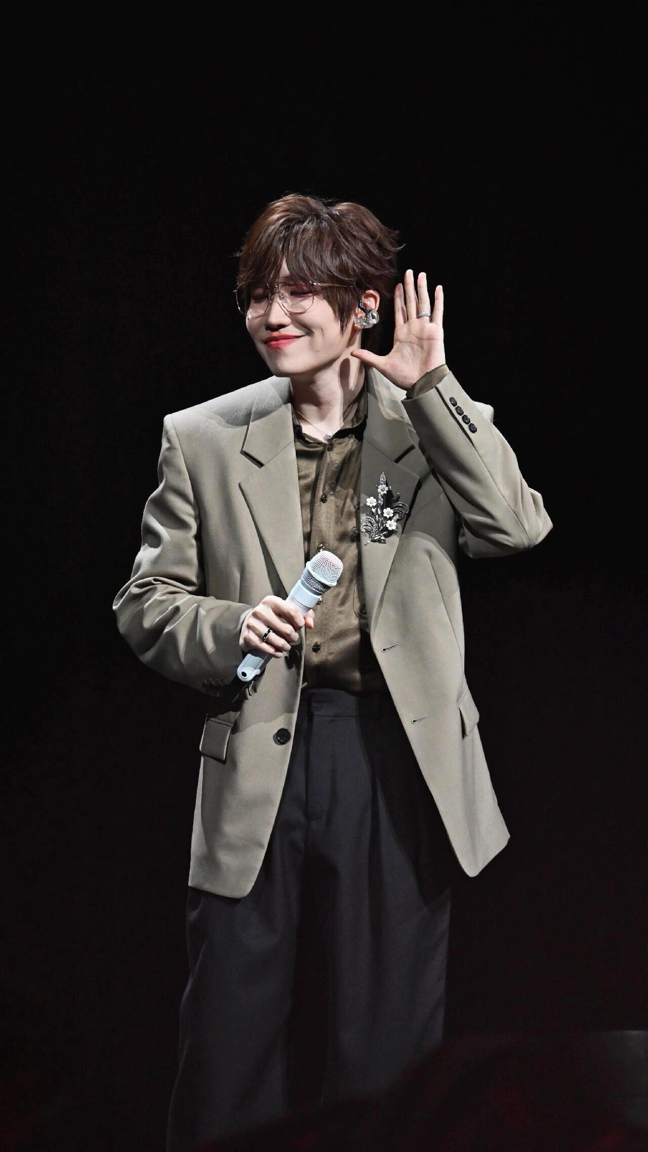 徐良团队给买错票粉丝赠票真的又好笑又暖心！粉丝把徐良看成光良买错演唱会门票，当场