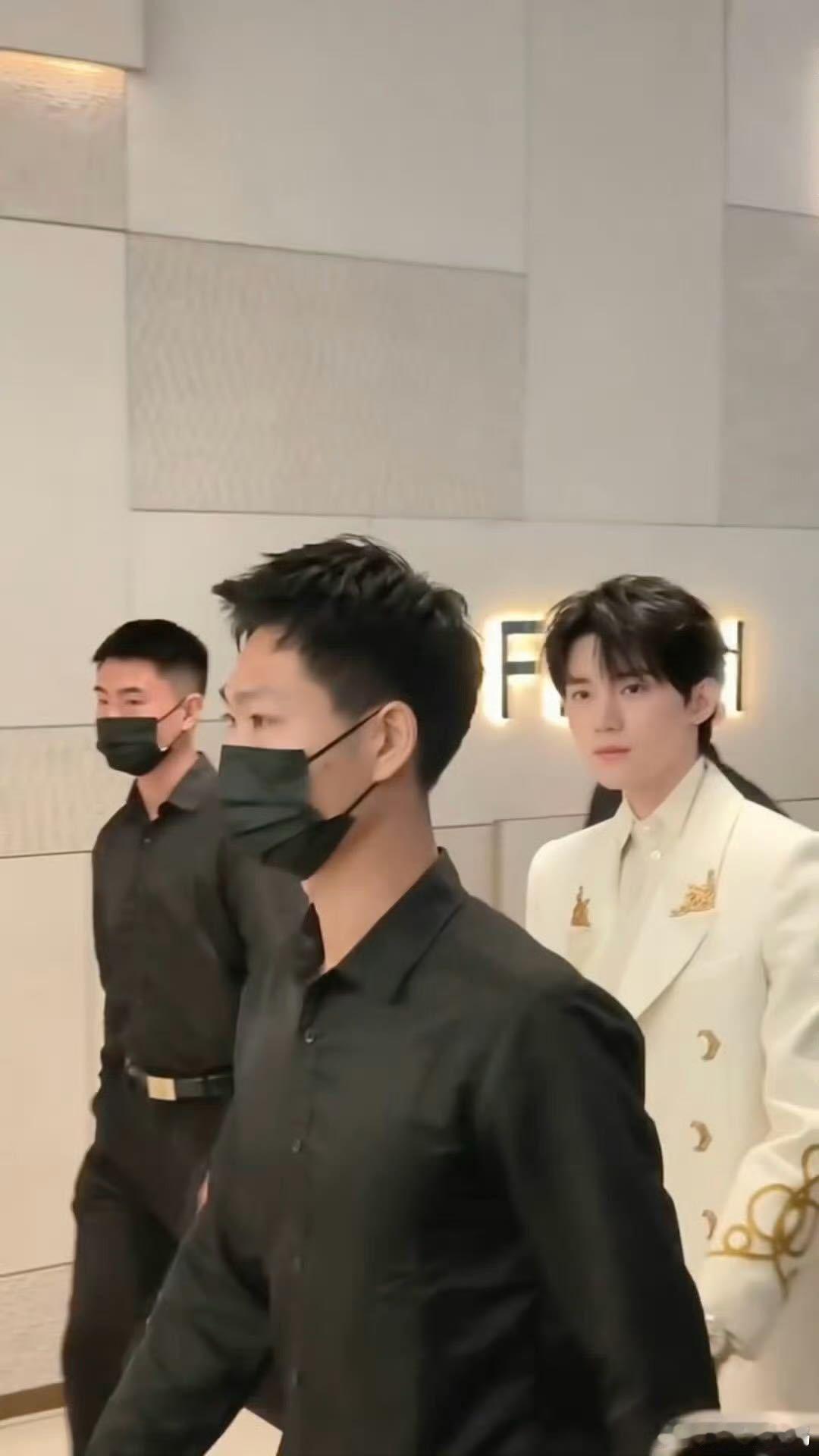 周翊然周翊然背了金色翅膀周翊然现偶白月光 周翊然今日沈阳活动状态，一身白色西服，