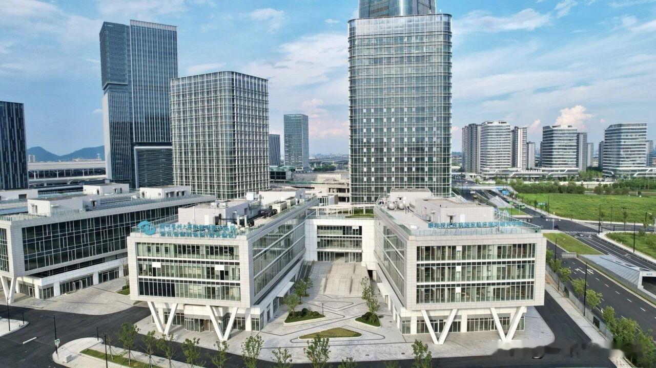 8月11日温州医科大学附属眼视光医院绍兴院区将正式启动试运营。
作为浙江省首家三