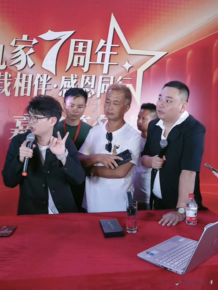 沈巍今天去给大网红九红站台了！直播卖智能手表，之前听说他不会去的，没想到今晚真的