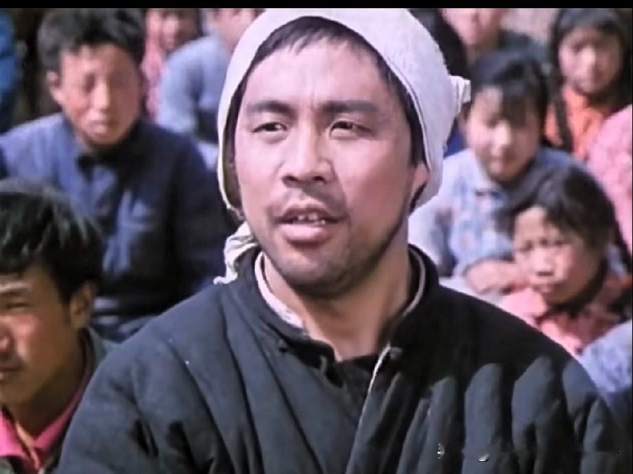 这是电影《笨人王老大》里的几组镜头，讲述的是下乡干部教农民唱样板戏的事儿。
我生