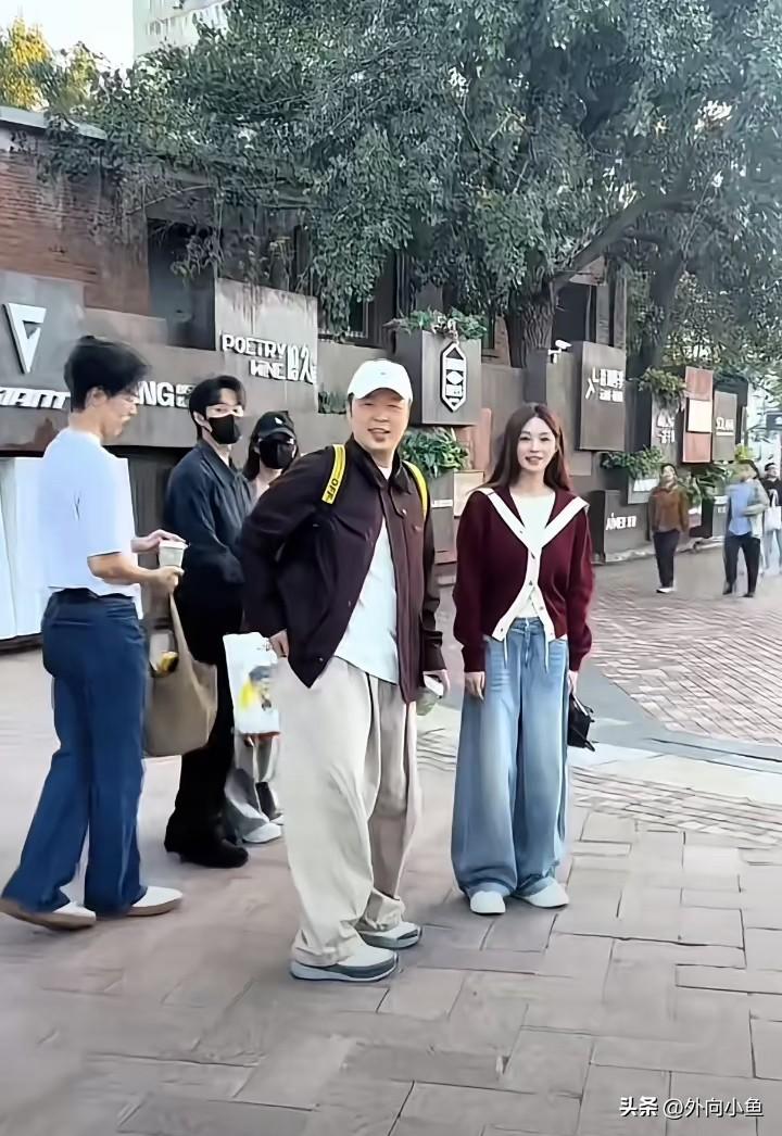 北京街头偶遇杜海涛沈梦辰！

两人正在路上散步，突然被路人认出，当场有点懵，真人