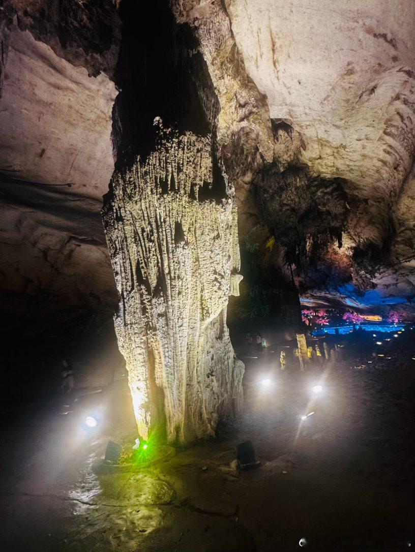 九嶷山紫霞岩，典型的钟乳石喀斯特地貌，洞内不同于国内其他溶洞，多宽阔之处，除了五