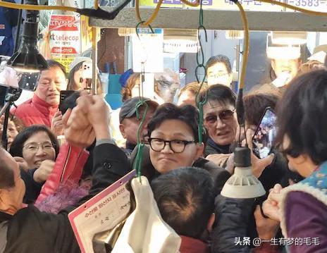 3月7日，韩国国民力量党前党首韩东勋到访釜山北区龟浦市场，宣布将致力于重建保守派