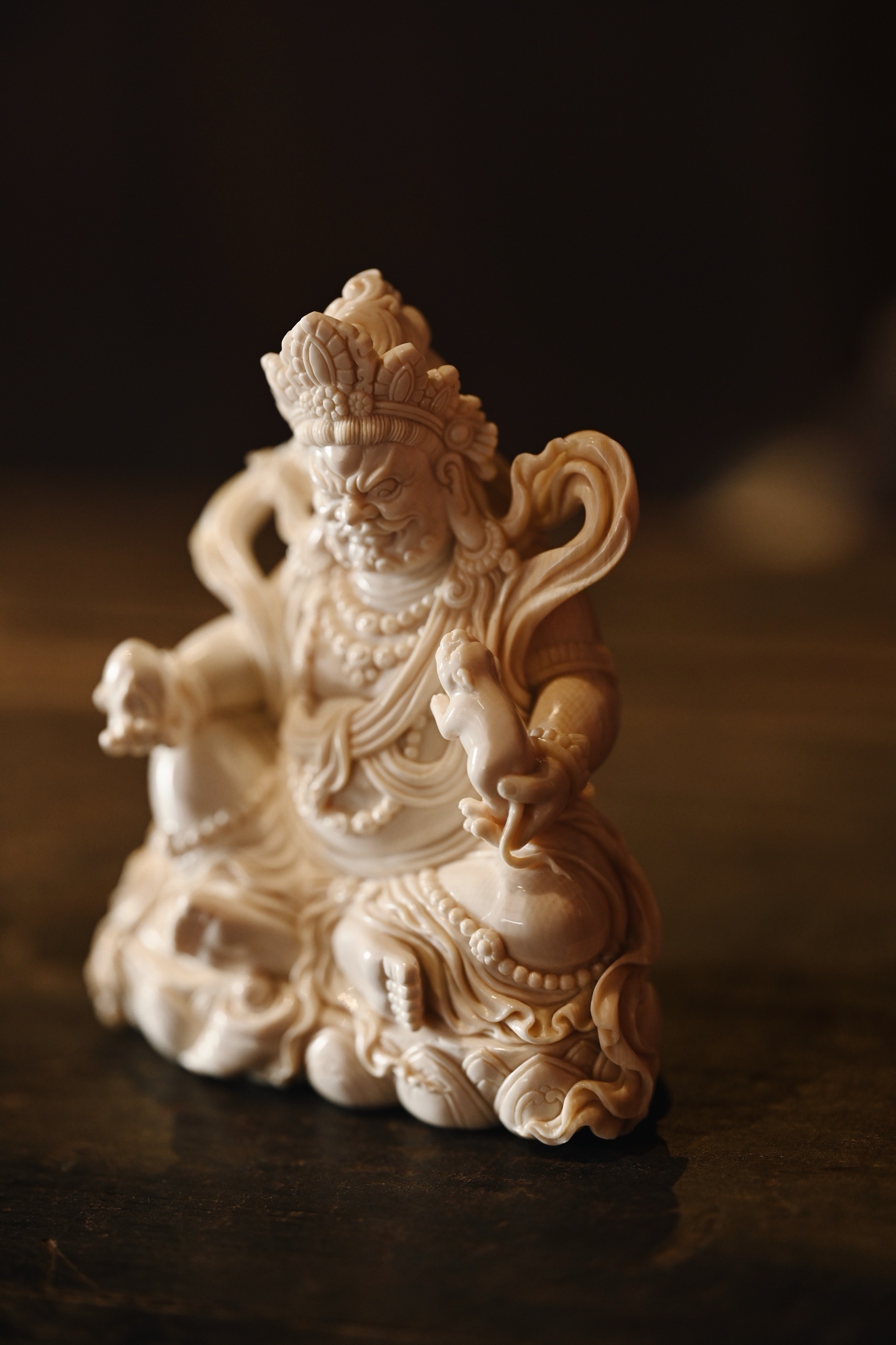 猛犸 | 黄财神纯手工雕刻，黄财神头戴花冠，发髻高耸，双目圆睁，相容愠怒、胸腹袒