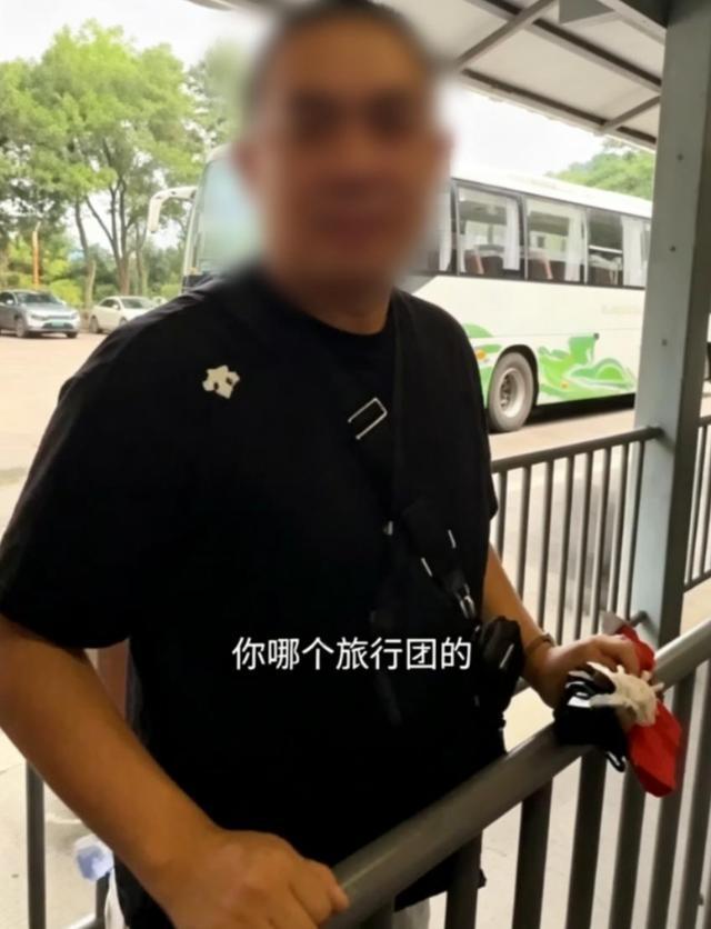三观尽毁！导游偏袒外籍游客公然插队，劝阻路人还遭出言威胁
 
导游带外籍游客插队