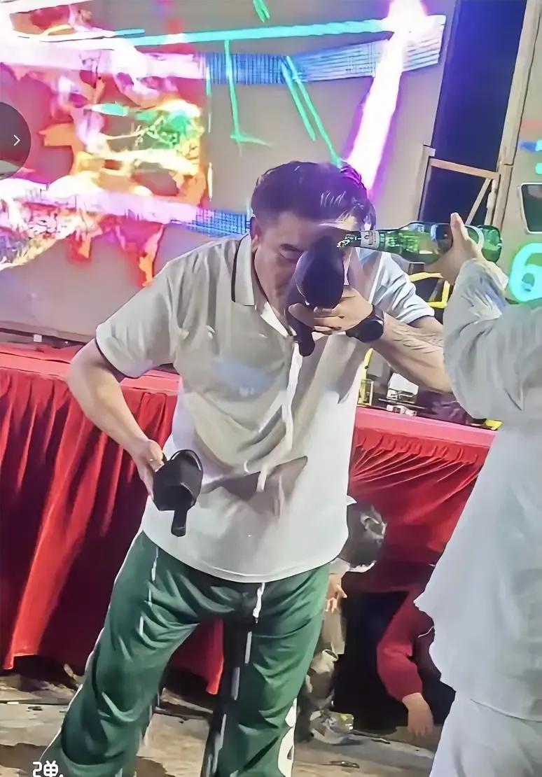 成年人的不容易在这一刻具象化了！一名男演员为了博掌声和演出效果，竟然喝了高跟鞋里