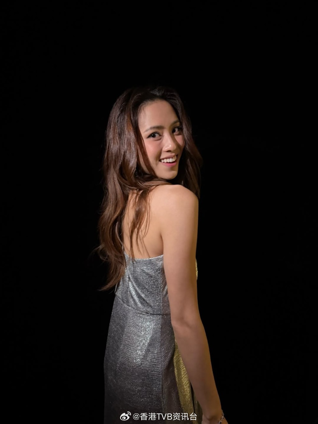 星岛：刘颖镟超低胸战衣秀“最强Body” 双手一夹丰满上围呼之欲出 靓到发光似钻