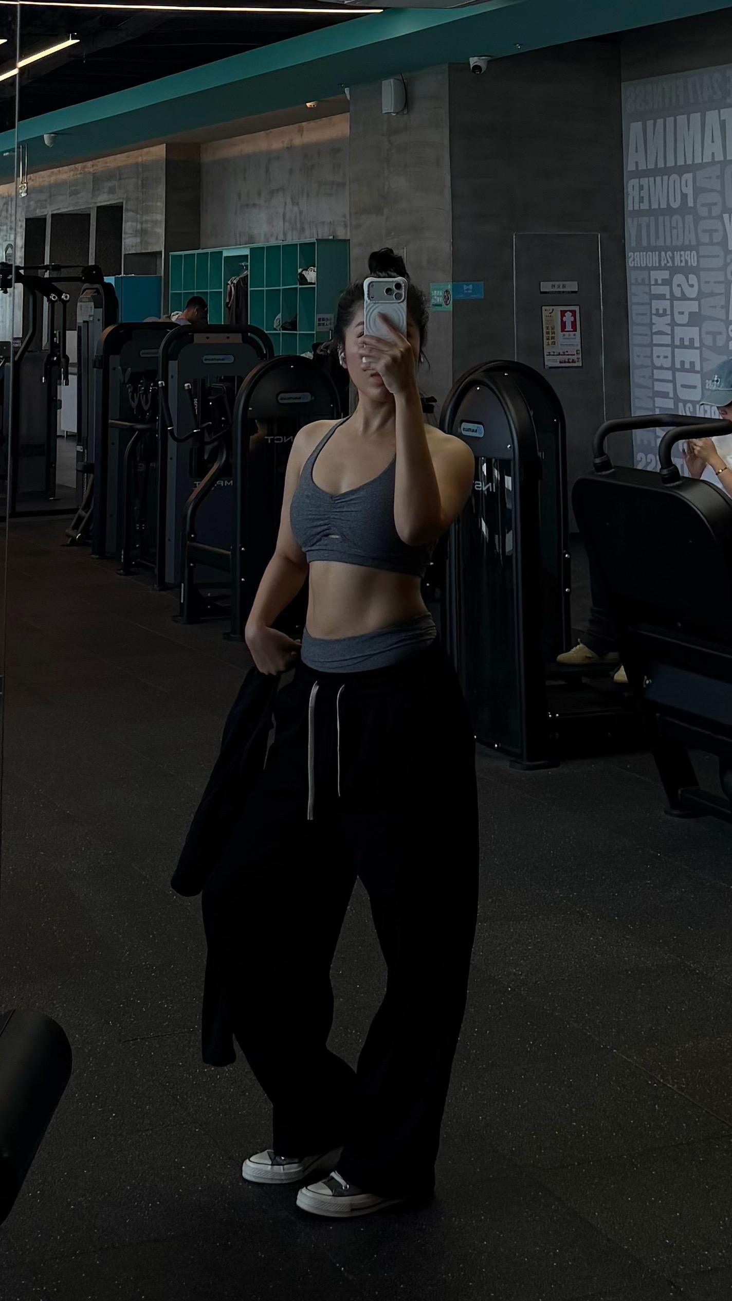 正常穿搭无不良价值观导向 毫无训练痕迹  健身日常 腰突患者锻炼