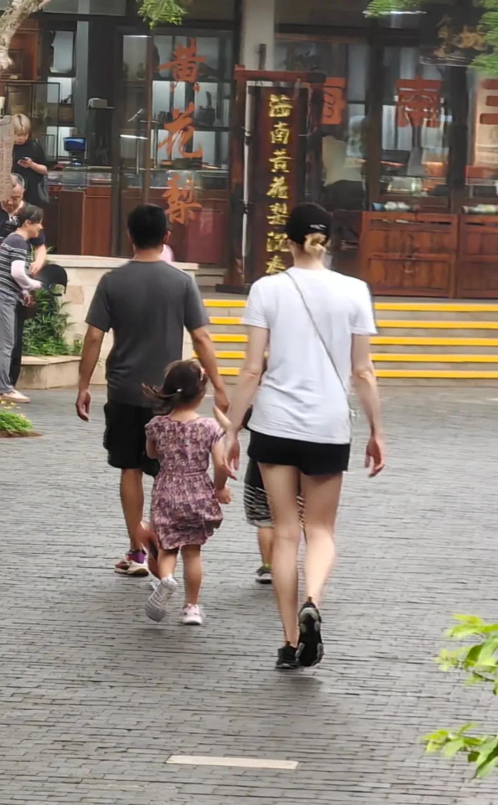 三亚偶遇撒贝宁一家
不上班的时候
撒贝宁经常带着老婆孩子外出旅游
陪家人一起
撒
