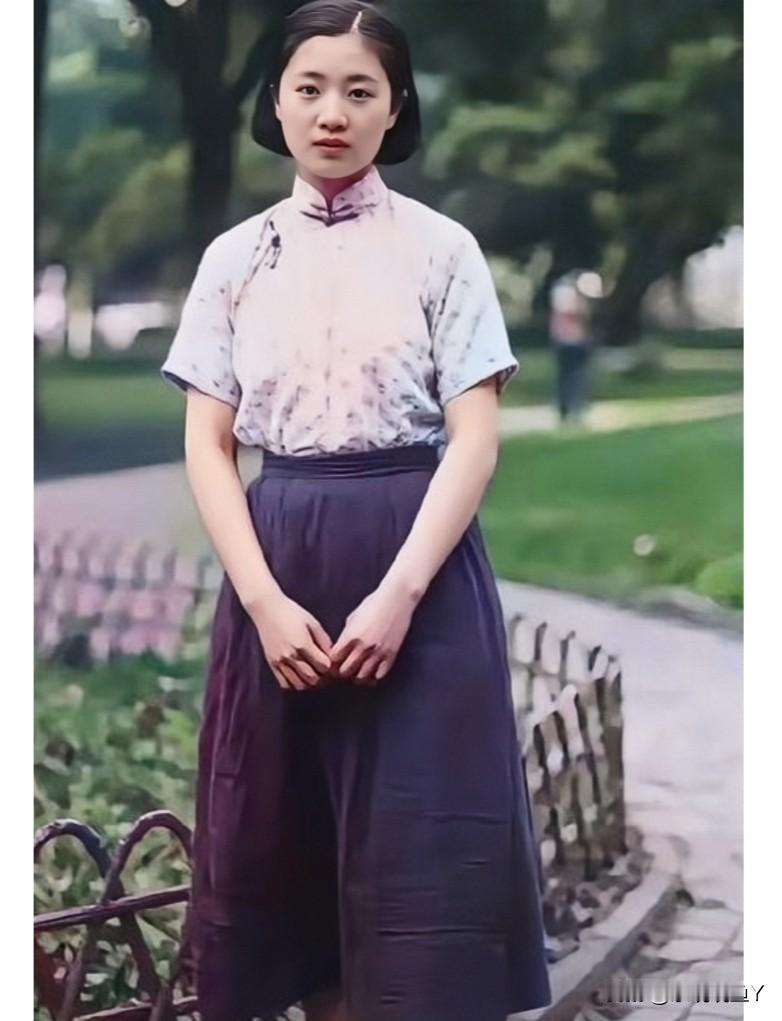 这才是1947年她的真实貌相，这可不是演戏，而是她20岁时的真实写照。虽然穿着素