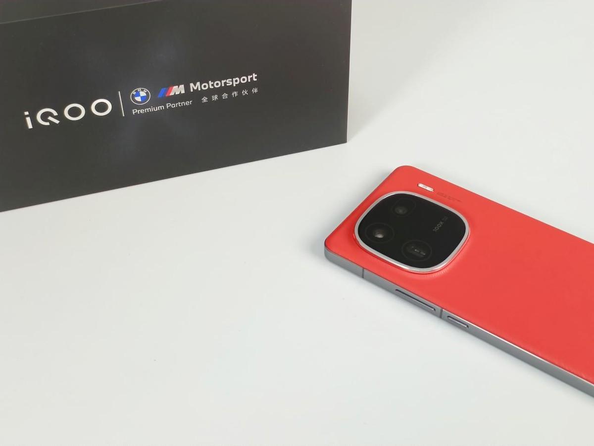 iQOO 12测评，突破自我，游戏外衣下的全能旗舰
作为一款性能旗舰，iQOO 