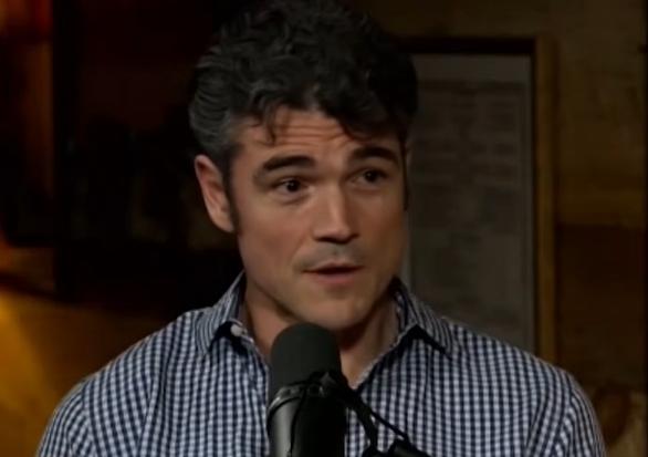 刚辞职美国反恐主任被调查，他却轻松表示不在乎，因为美国要玩完了！换作常人早就冷汗