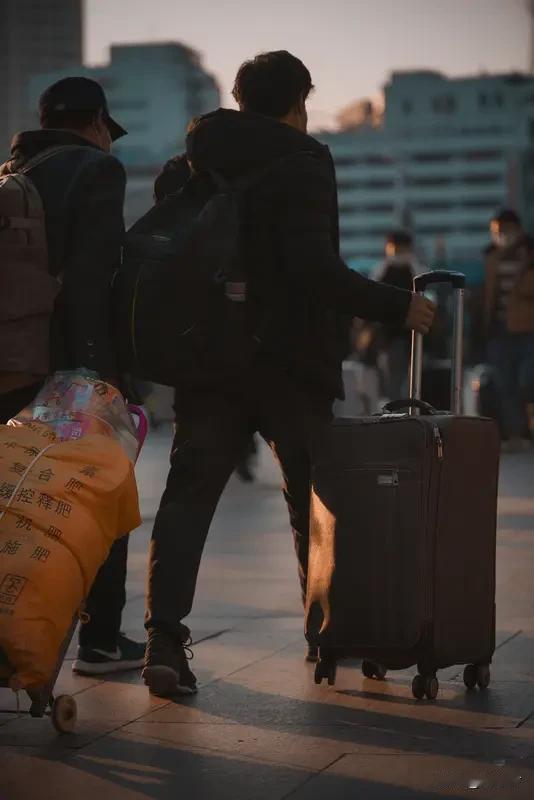 春运绿皮车何以载动归心与民生 春运绿皮车：何以载动归心与民生
2026年春运，绿