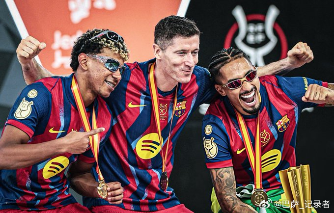 拉明·亚马尔、罗伯特·莱万多夫斯基、拉菲尼亚于2025年西超杯决赛夺冠庆典，以及