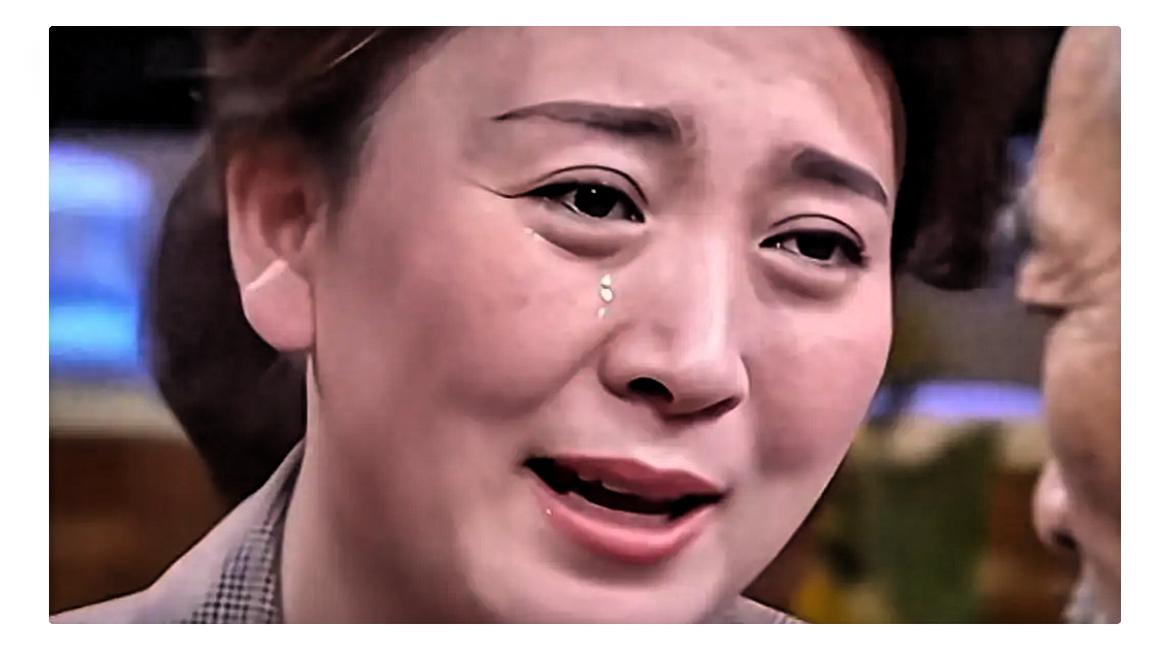 昨晚饭局，有个消息灵通的朋友神秘兮兮地说：“闫学晶这次塌房，早就有预兆，根本赖不