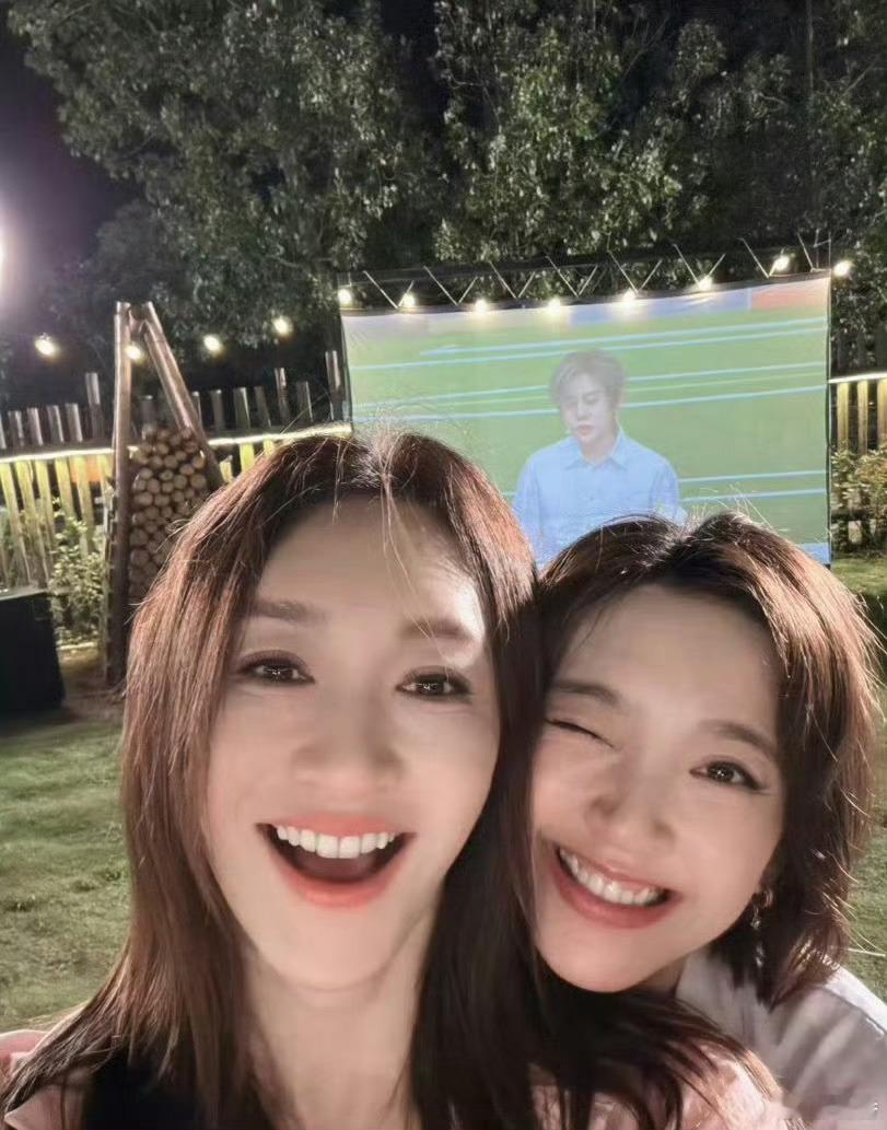 李小冉唐艺昕王濛顶峰相遇7月4日凌晨，李小冉与唐艺昕在山顶等日出时，特意卡点5: