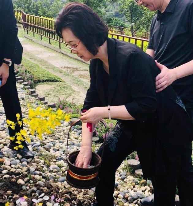 别急着骂琼瑶不愿意合葬，隔着两公里就脑补半生恩怨，真不是她想不想，是压根没法合。