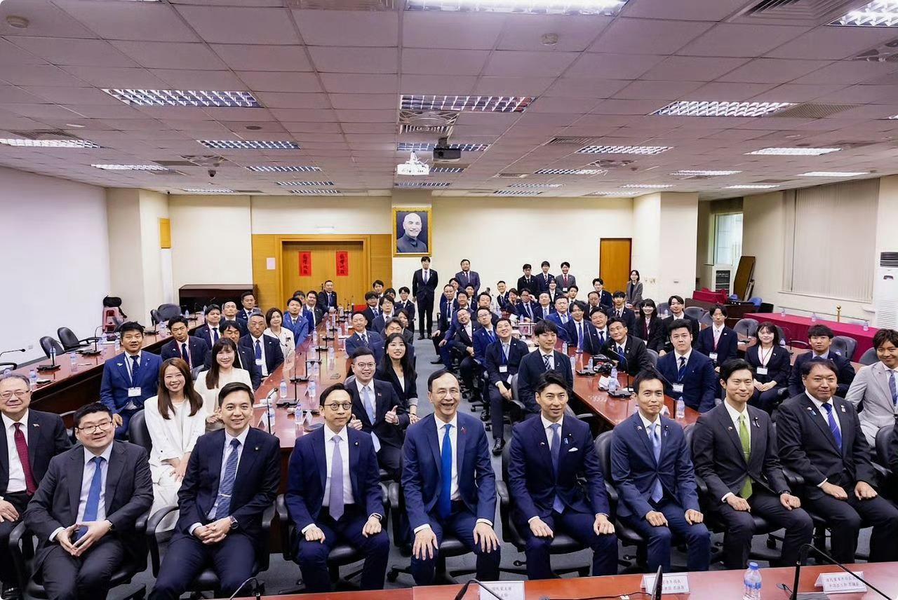 两只前爪都规规矩矩的放在膝盖上……2月8日，朱立伦向好朋友高市早苗表达诚挚祝贺。