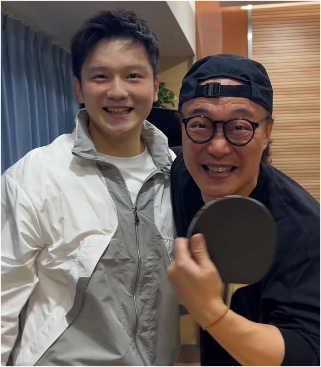 樊振东又跨界打球了[笑哭]
图一，樊振东与华语乐坛歌王陈奕迅打乒乓。
图二，樊振