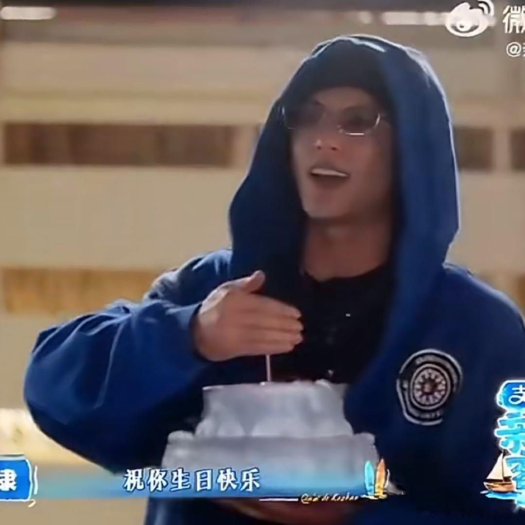 王鹤棣给沈月准备的生日蛋糕王鹤棣为沈月庆生 好端端的友情变成了，这样真的很含糊 