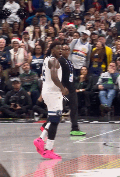 爱德华兹这下真是太冲动了，球迷看到都很不开心，在森林狼138-142输给掘金的的