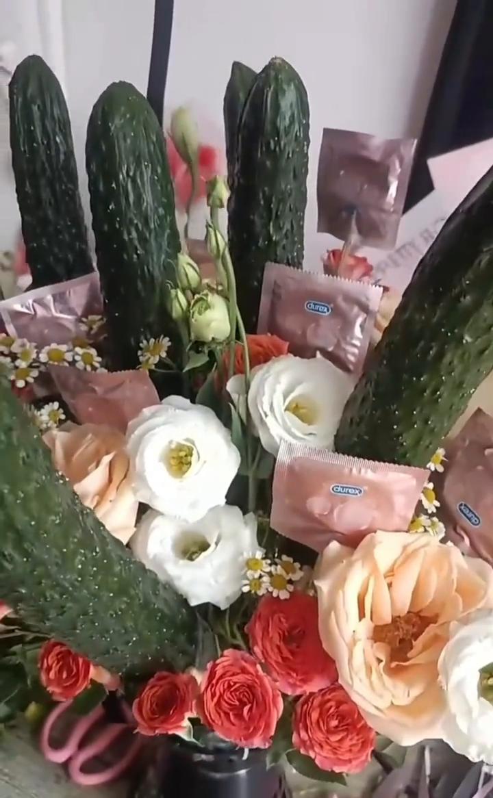 五二零的第一束花我想送给你。
·一捧健康花，芬芳满天涯。
·两束有钱花，钱包鼓到