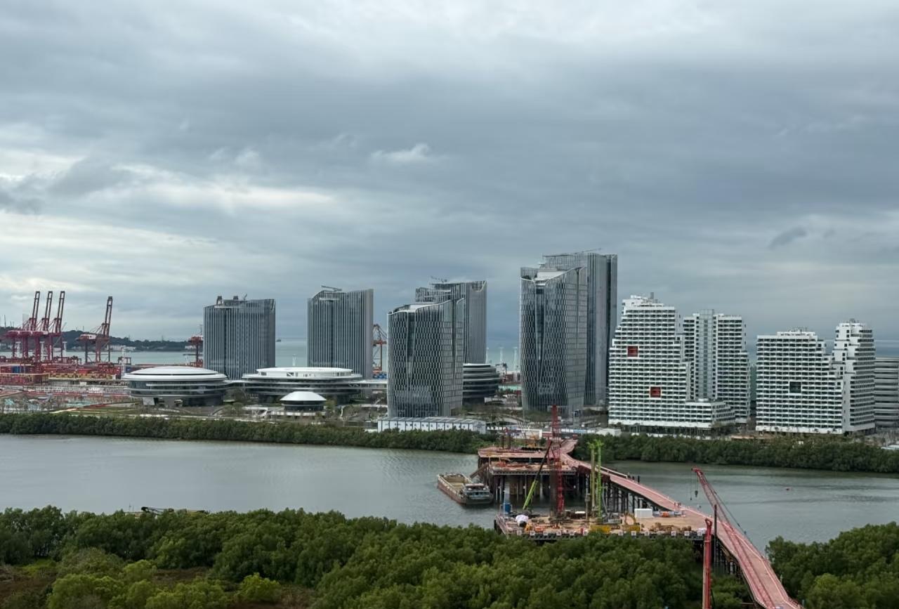 越来越觉得腾讯的企鹅岛选址是个败笔。环境差就不说了，港口货运多尘土飞扬，远离市区