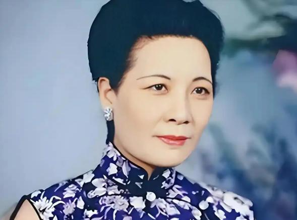 1943年，宋美龄结束美国访问回到重庆，她满心欢喜的期待蒋介石的迎接，没想到，飞