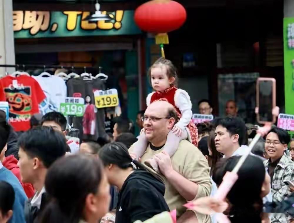 这波老外喊完救救我们又抢着当中国人，看着是挺热闹的，可骨子里头透着的全是他们自个