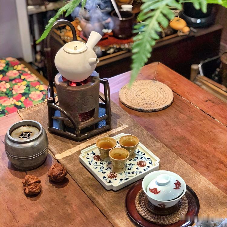 《茶道淬心赋·汉赋体》
若夫沸水腾烟，茶浮茶沉。于是薪燃于室，泉沸于瓯。浮沉辗转