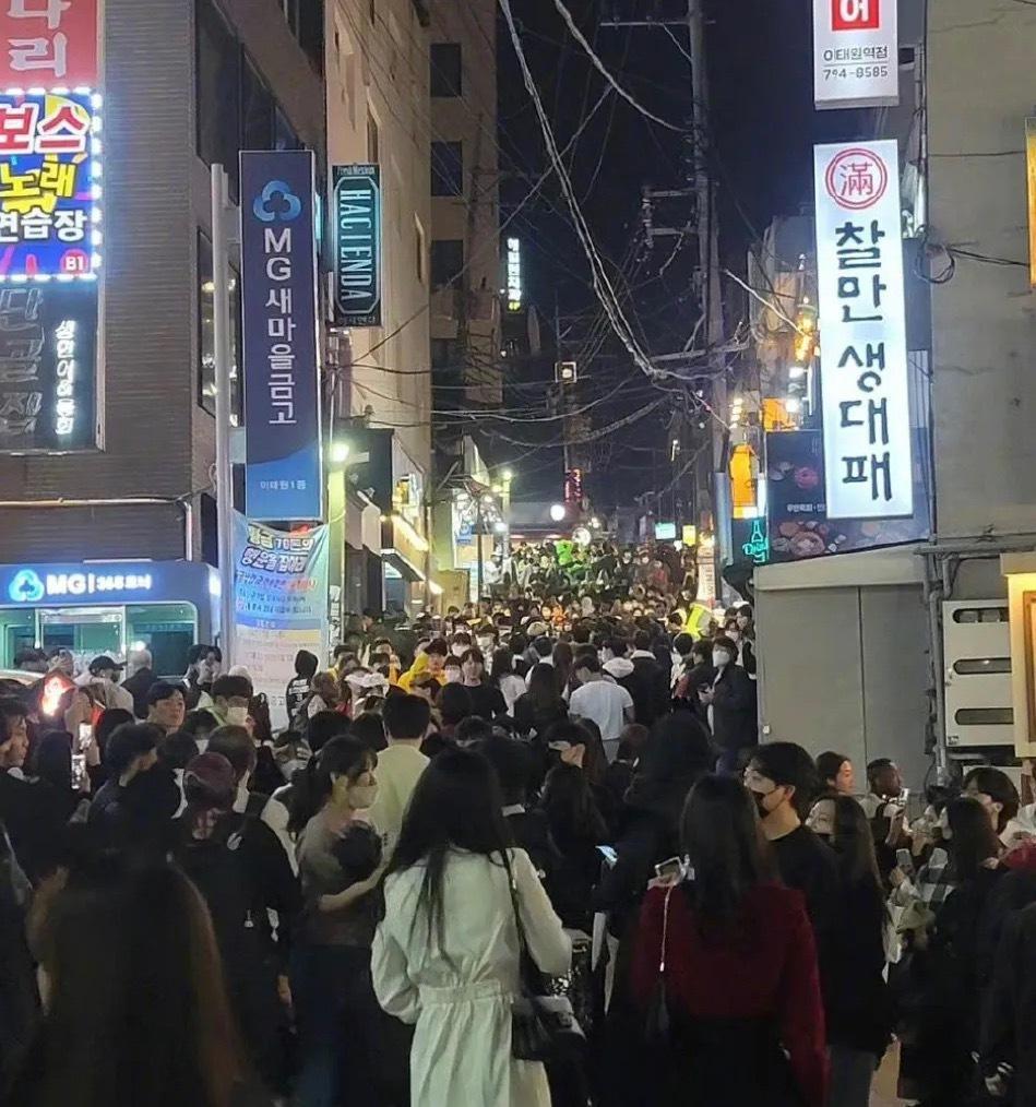 终于搞清楚，当年梨泰院为啥会发生那么惨的踩踏事件的原因了，主要有4点：
1、前总