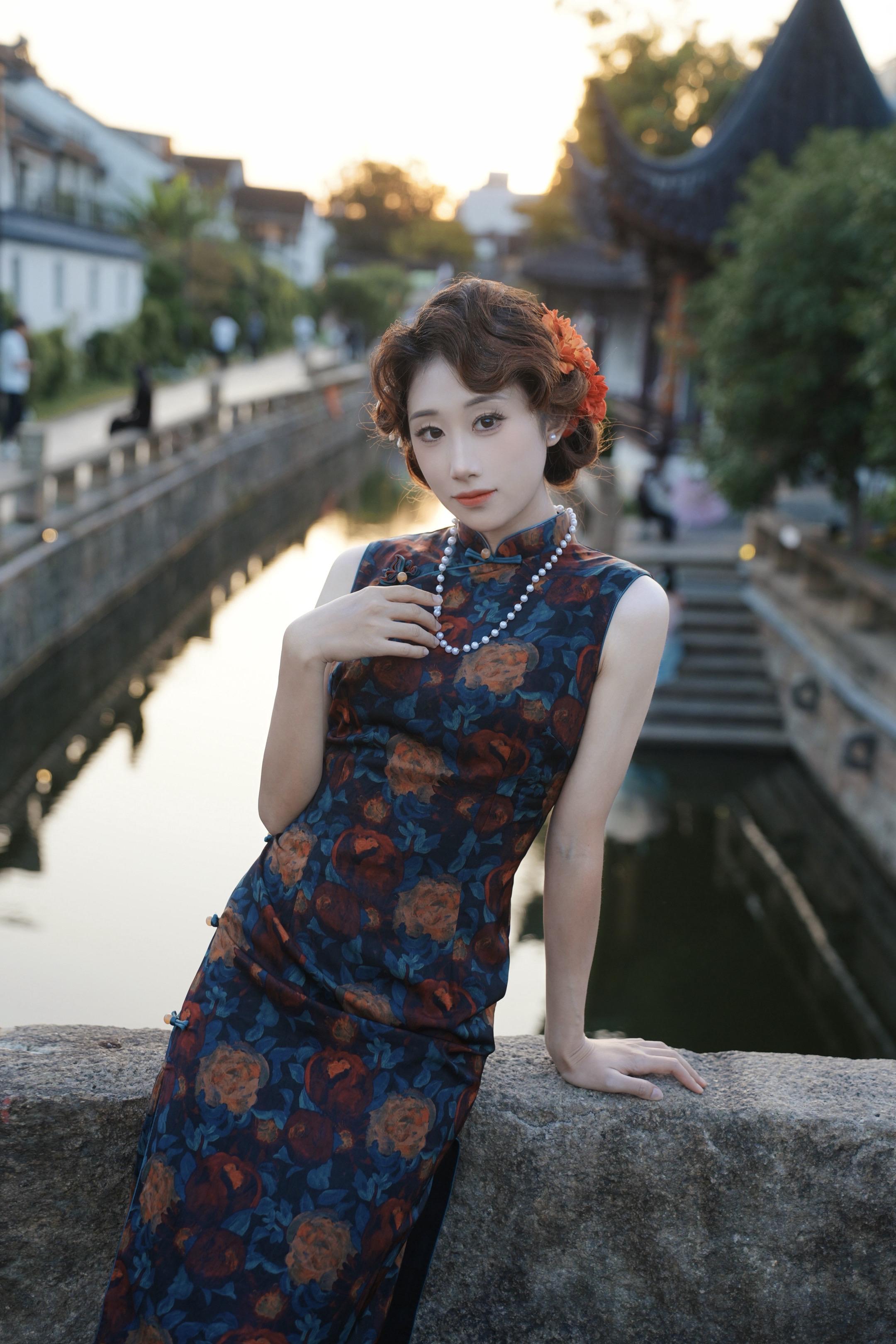 青衫烟雨客，似是故人来