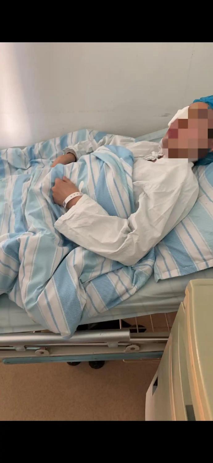 浙江瑞安市安阳实验小学的课间时分，42岁的英语教师宋女士刚在六年级某班上完课，坐