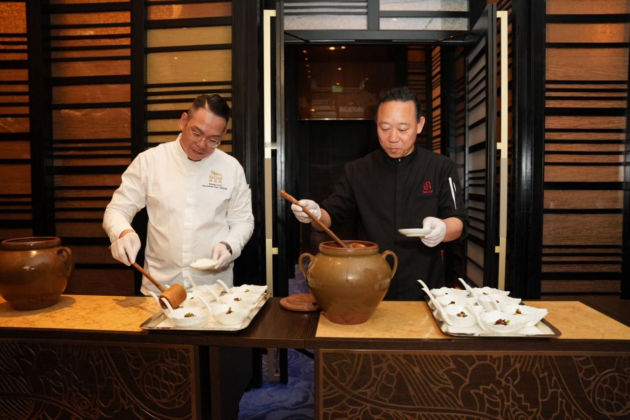 “陕西有菜吗？”——在澳门得到答案。
以丝绸之路起点长安(西安)为灵感,两位黑珍