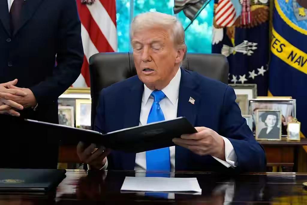 美国慌了！
中国大规模减持美国国债，
特朗普紧急拒绝批准4亿美元对台军售，
仅一