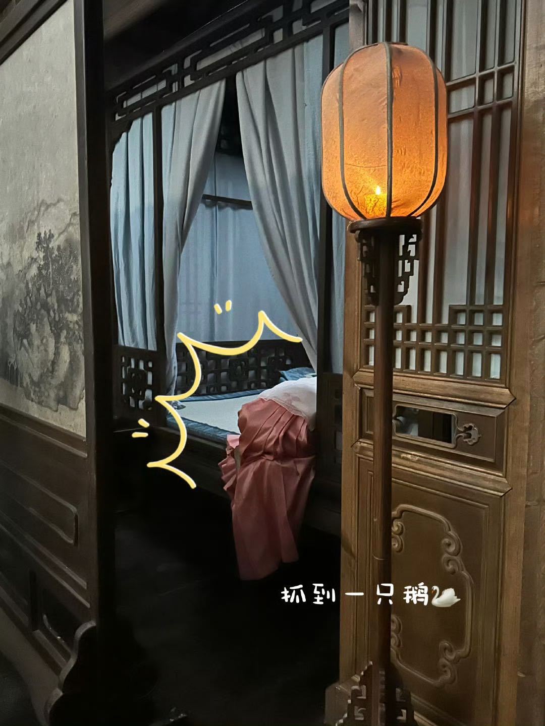 宋祖儿[超话]宋祖儿表妹万福片场照宋祖儿甄嘉芙片场照 ​宋祖儿表妹万福片场照来啦
