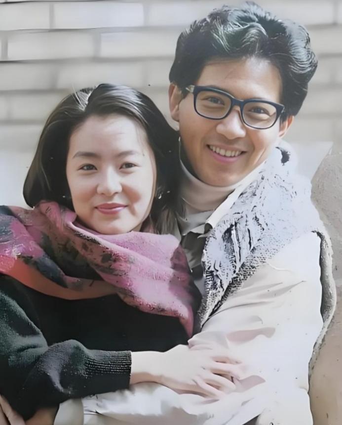 26岁已婚的秦汉爱上了17岁的林青霞，怀孕8个月的妻子邵乔茵心痛不已，没想到秦汉
