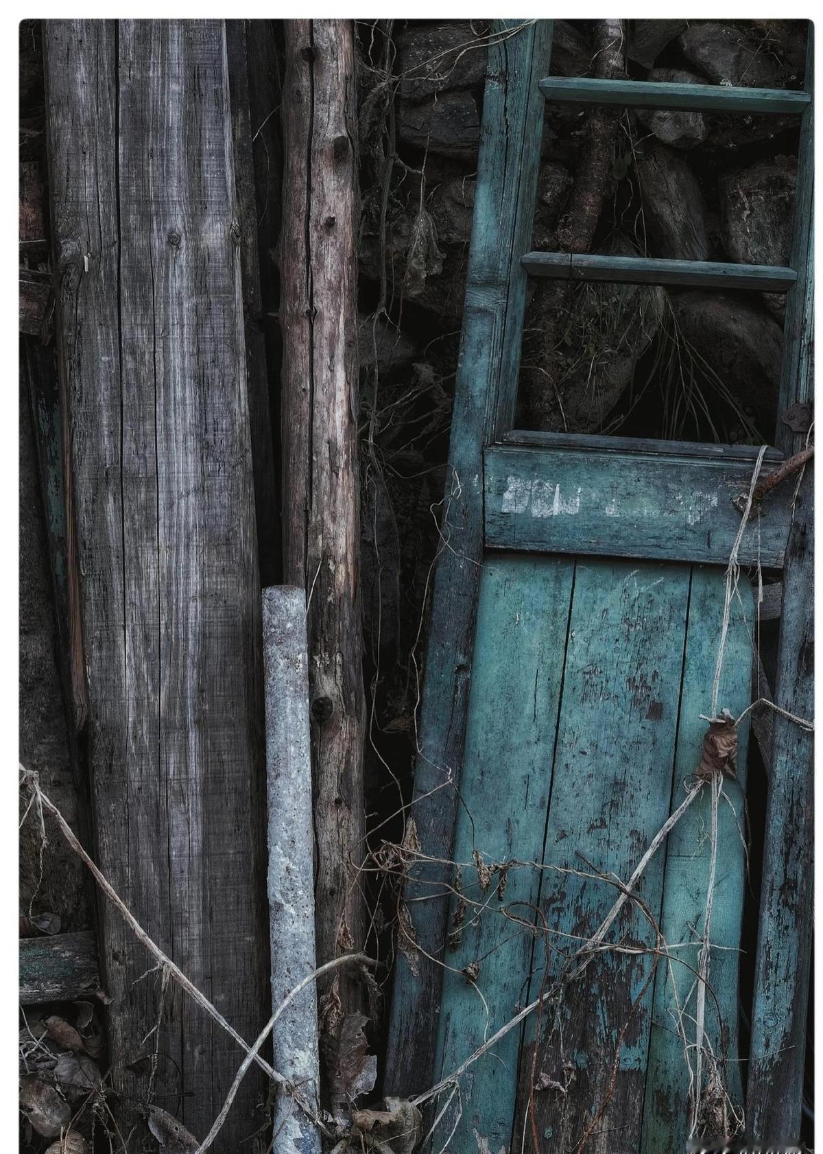 中年人不喊累，但夜里灯总亮着。
房贷没还完，孩子作业堆成山，爹妈的药钱还卡在银行