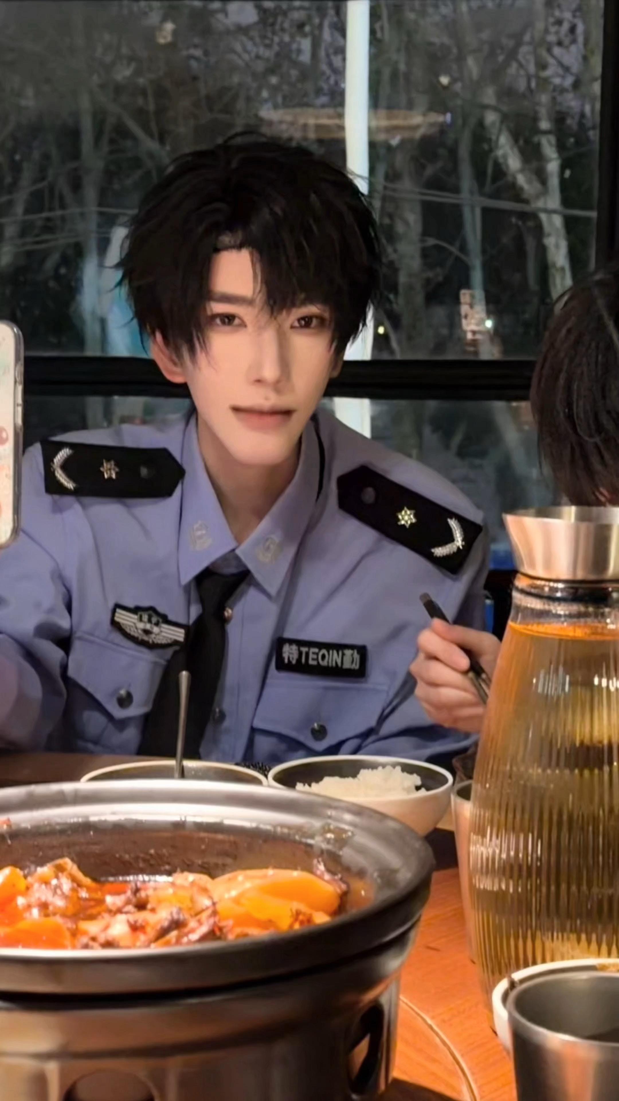 就这样出现闯入警花心里面