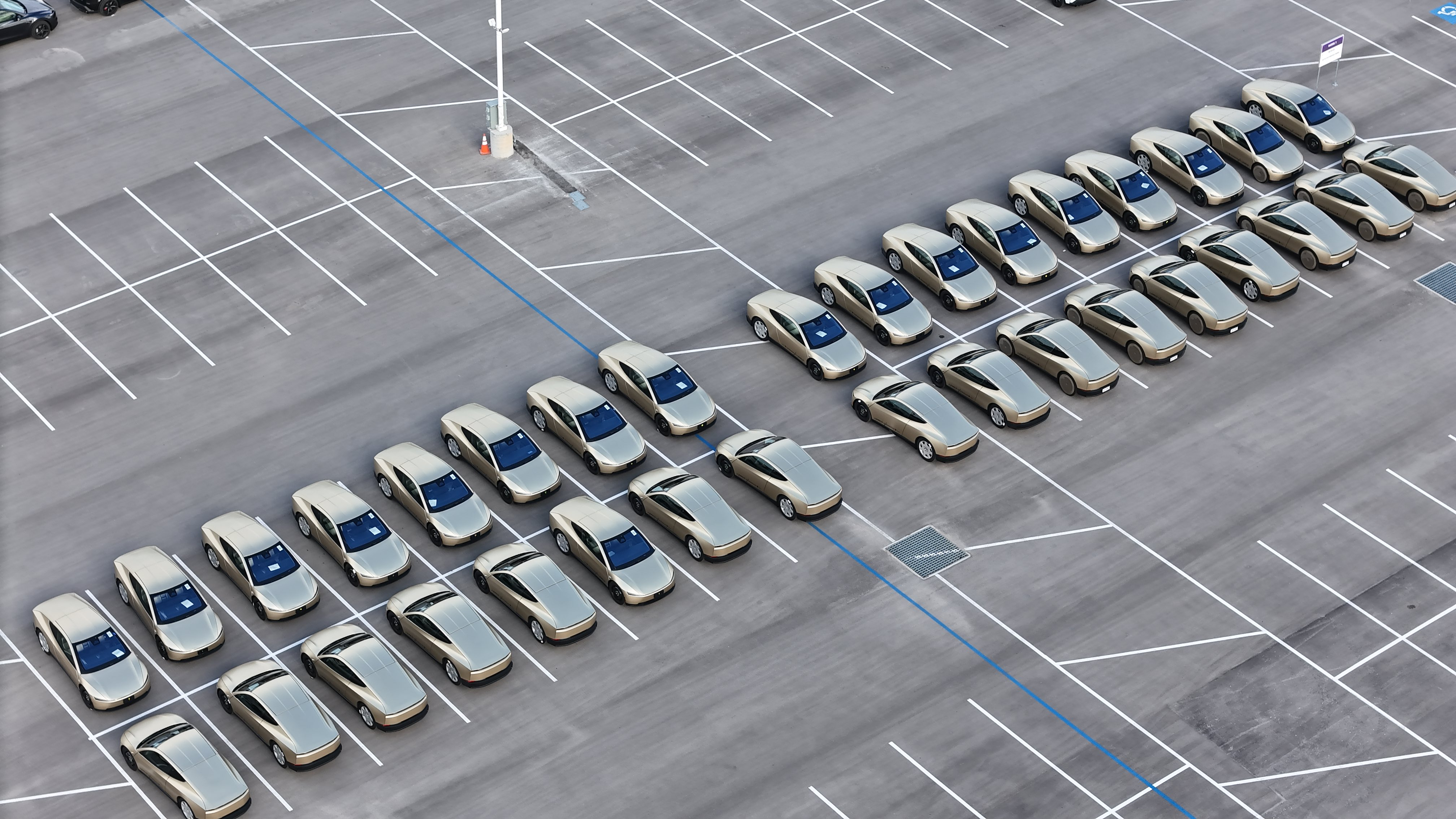 特斯拉 Giga Texas 工厂的 CyberCab 投产开始上量了。前宽后窄