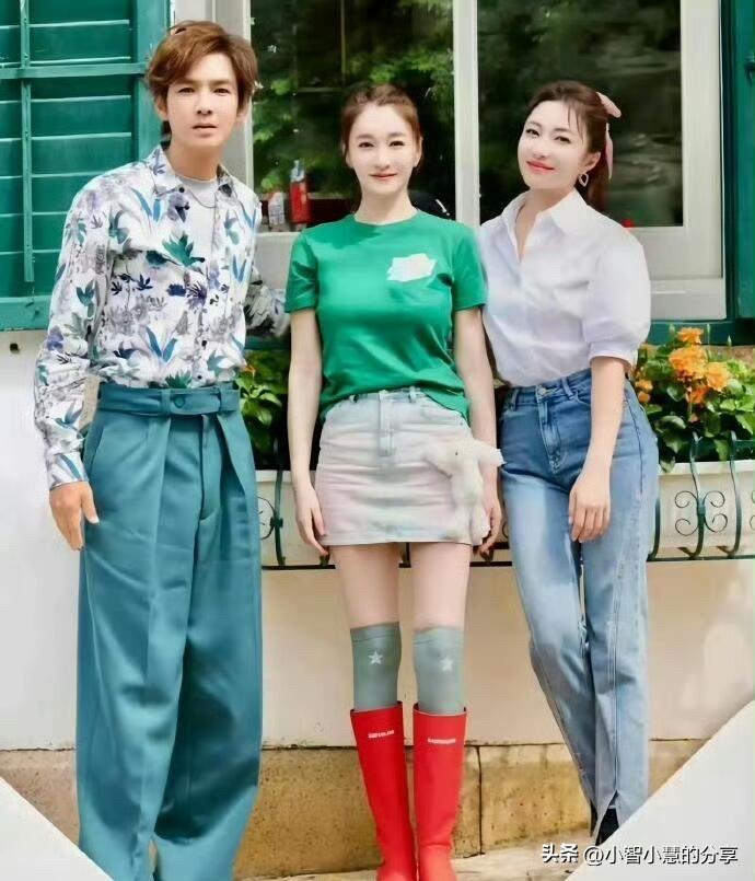 李小冉太会保养了，小脸细细的腿特别上镜，一眼看过去就是大美女级别的，气质体态绝对