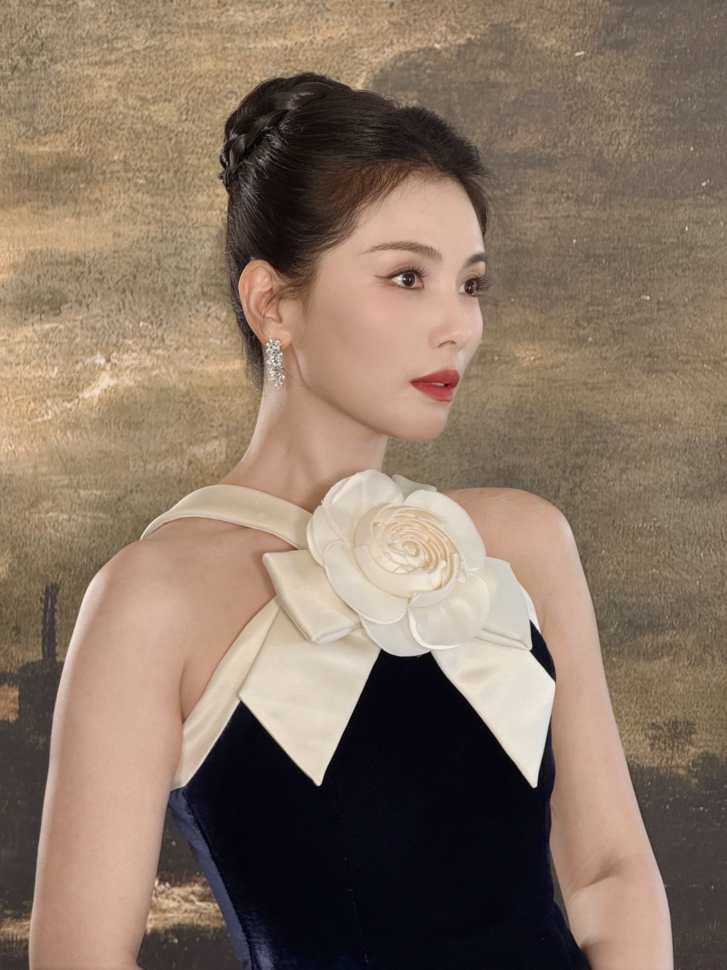 刘涛黑丝绒挂脖长裙，尽显俏皮甜美，姐的状态鲨疯了[爱慕] ​​​