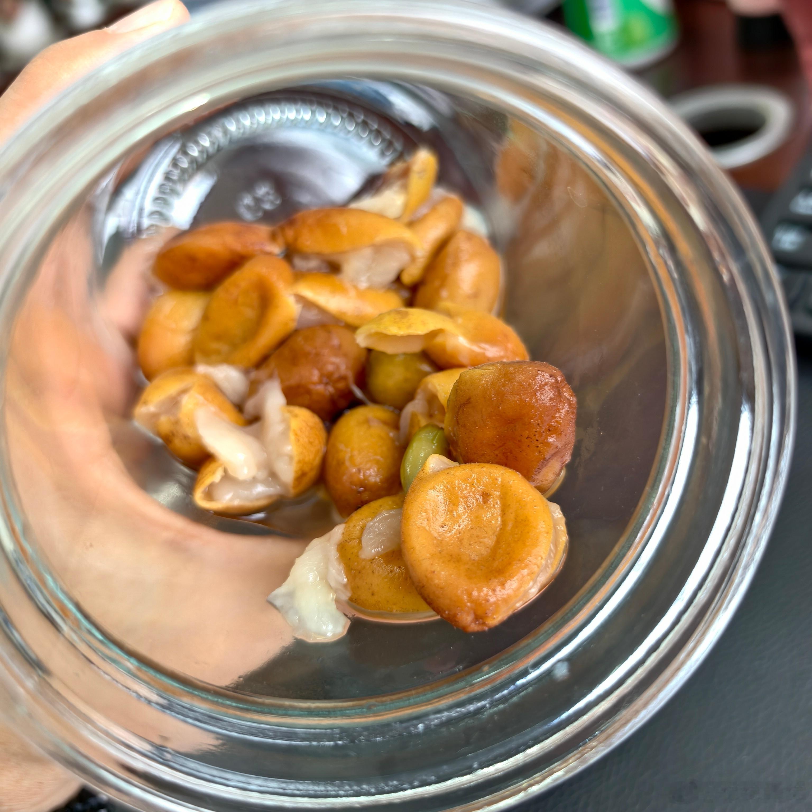 自己做的，含着泪也要吃完泡了好几杯水了，试着拿出一颗来吃，还是很甜的！据说黄皮果